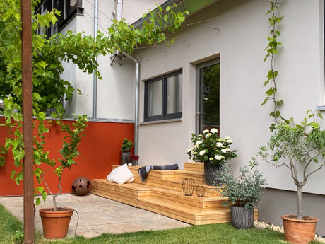 Sitztreppe als Holzterrasse mit breiten Sitzstufen aus Lärchenholz als maßgefertigte Outdoor-Lösung für einen modernen Garten im Raum Geisingen
