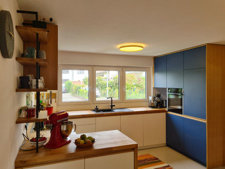 Warme Schreinerküche nach Maß im Bestandsumbau in Radolfzell-Markelfingen mit abgestimmten Farben, Stauraumlösungen und individuell geplanter Arbeitshöhe von Schreinerei Holzdesign Ralf Rapp aus Geisingen