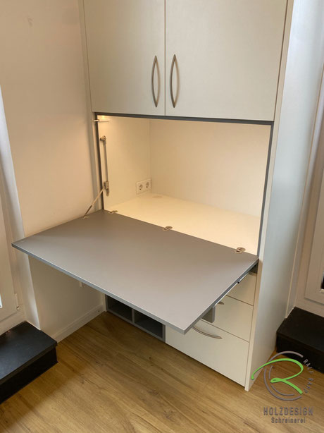 aufklappbare Schreibtischplatte mit Softdämpfung im Schreibtischschrank mit integrierter LED-Beleuchtung, Kinderzimmer-Einrichtung für kleines Kinderzimmer von Schreinerei Holzdesign Ralf Rapp,  
