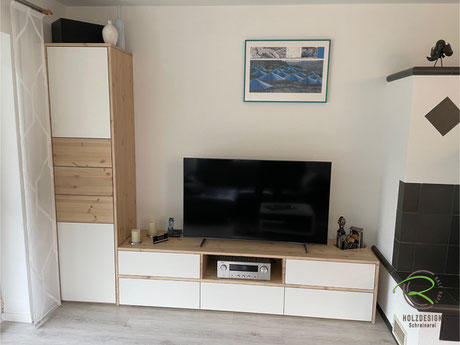 Wohnzimmer Wohnwand in L-Form in Tuttlingen mit Lowboard und Hochschrank in weiß und gekalkte Fichte Vollholz Rahmen und Fronten, unten mit 3 Schubladen und oben rechts u. Links 2 Klappen für Stereoanlage u. Mittig ein offenes Fach für den Receiver 