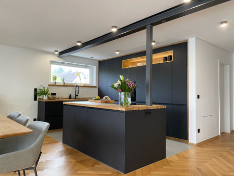 Moderne Küche vom Schreiner mit schwarzer Insel und Eiche Arbeitsplatte, gefertigt von Holzdesign Ralf Rapp aus Geisingen