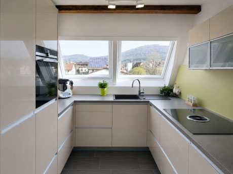 Kleine Küche unter Dachschräge in Geisingen nach Maß in Geisingen – individuell geplante Schreinerküche mit passgenauen Glas-Hängeschränken, großzügiger Arbeitsfläche und optimal genutztem Stauraum.