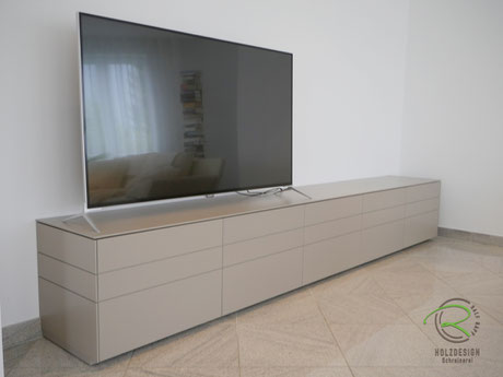 Lowboard-TV in greige matt lackiert mit umlaufender Linienführung, Sideboard-TV mit Schubladen u. Klappe für Stereoanlage, TV-Board nach Maß von Schreinerei Holzdesign Ralf Rapp 