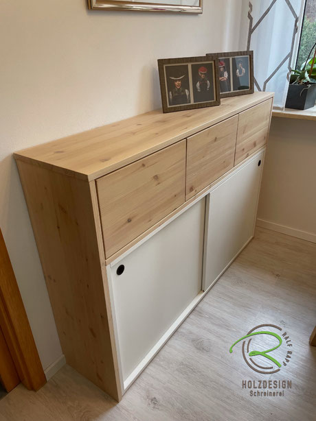 Esszimmer Sideboard mit Klappen und Schiebetüren von Schreinerei Holzdesign Ralf Rapp in Geisingen in Fichte Massivholzfronten weiß gekalkt