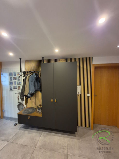 Maßgefertigter Dielenschrank von Schreinerei Holzdesign Ralf Rapp in Geisingen nach Engen im Hegau in schwarz matt mit Antifingerprint Beschichtung, Cognac farbene Ledergriffe, Eiche Sitzbank und Wandakustik-Paneelen