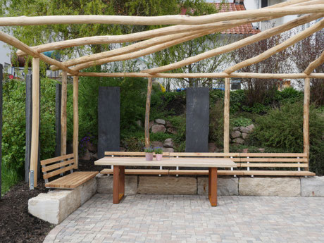 Outdoor-Tisch nach Maß aus massiver Lärche mit natürlicher Baumkante und rostigem Stahl-Kufen-Gestell aus der Schreinerei Holzdesign Rapp in Geisingen.