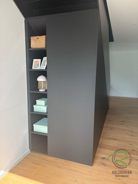 Einbaumöbel unter Treppe nach Maß von Schreinerei Holzdesign Ralf Rapp in Rottweil eingebaut - stirnseitig mit offenem Regal um die komplette Tiefe der Treppe zu nutzen