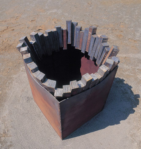 Circle  in the square  ＜Circle - No.22＞  1997 ／ mild steel (軟鋼) ／ H.130x100x100 (φ100) cm