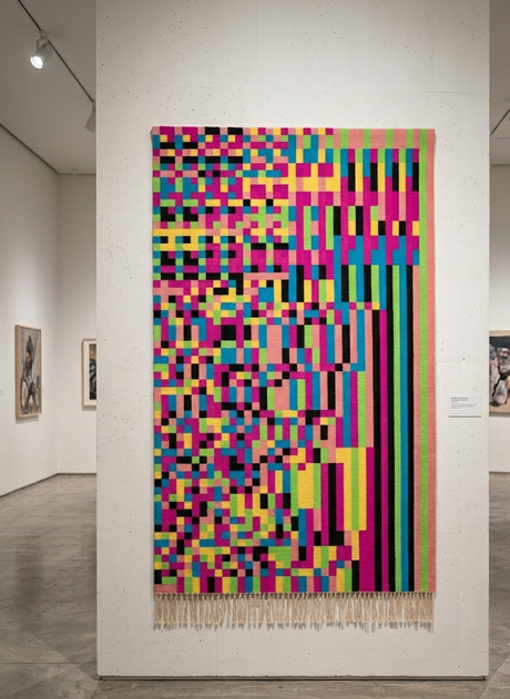 gewebter Teppich mit visualisierter Musik in Ausstellung von Uta Nitschke