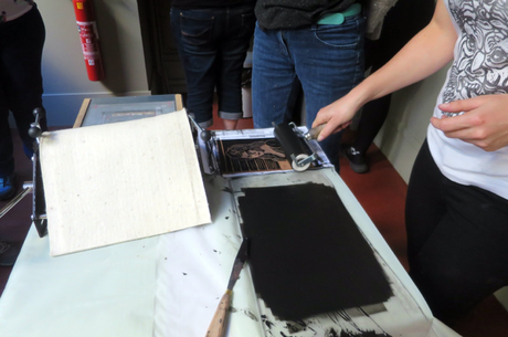 Exemple d'encrage d'une plaque de lino gravée, de Gallica Studio