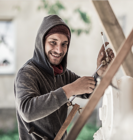 Steinmetz am Gipsmodell beim Punktieren