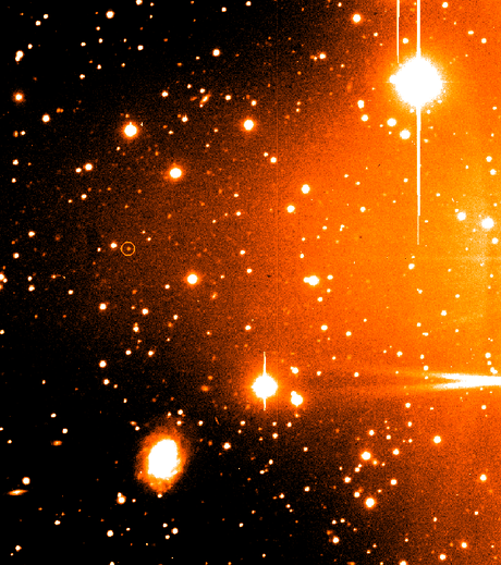 Entdeckungsbild von Caliban (eingekreist) vom Palomar-Observatorium in Kalifornien aus. Den hellen Schein verursacht der Uranus, der in beiden Bildern nicht zu sehen ist.