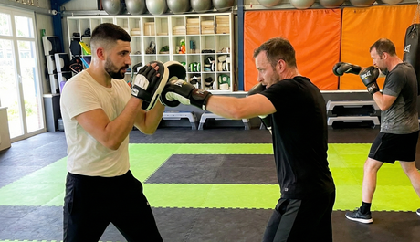 Trainer Daniel mit 2 Schülern beim Box Training im Kurs Boxen in Friesoythe