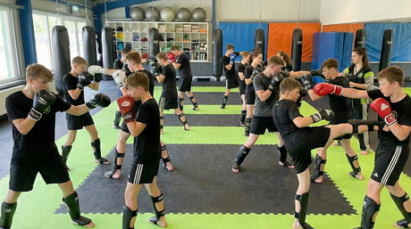 Kinder & Jugendliche beim Kickboxen - Training im der Fachsportschule in Friesoythe