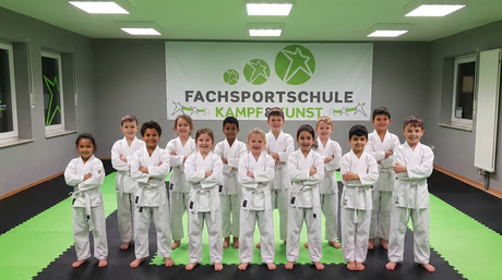 Kinder beim Gruppenfoto in der Kampfsportschule - Fachsportschule Kampf & Kunst in Frieyothe