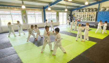 Kinder beim Kampfsport Training in zweier Gruppen in Friesoythe