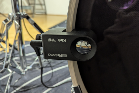 Roland Kick Trigger RT-30K am Spannreifen der Bassdrum
