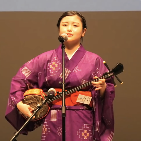 2024年実施の第8回Ｕ-18島唄者コンテスト（沖縄県文化協会主催）で唄う兼謝名さん。最優秀賞を受賞。