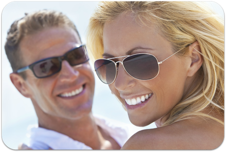 Schöne und helle Zähne: Mehr Spaß am Leben mit Veneers (© Darren Baker - Fotolia.com)