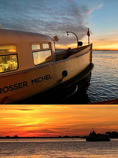 Sonnenuntergang und die Elbe, ein Boot ist zu sehen auf dem die Trauung stattfinden kann