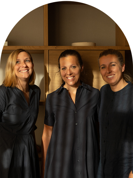 The hostesses at the PETRUS Boutique Hotel in Reischach-Bruneck, South Tyrol, smile warmly for the camera and embody personal hospitality, warm service and a family-like atmosphere.