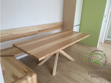 Esche Massivholz Esstisch mit Baumkante & maßgerfertigter Eckbank von Schreinerei Holzdesign Ralf Rapp in Geisingen, Eckank und Esstisch mit Mittelfuß nach Maß von Schreinerei Holzdesign Ralf Rapp in Geisingen für moderne Wohnküche in Esches massiv 