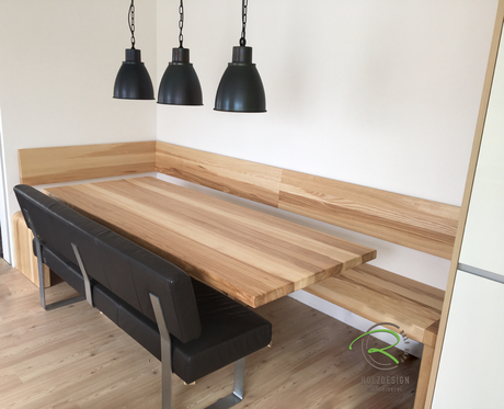 Eckank und Esstisch mit Mittelfuß nach Maß von Schreinerei Holzdesign Ralf Rapp in Geisingen für moderne Wohnküche in Esches massiv mit dunklem Kern und ergonomischer, wandhängender Rückenlehne, Massivholz Eckbankgruppe für moderne Essküche