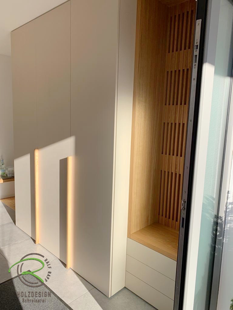 Schrank im Eingangsbereich mit offener Garderobennische mit Klapphaken in Eiche massiv von Schreinerei Holzdesign Ralf Rapp in Geisingen, mit Schubladen, Schuhschrank u. Kleiderstange