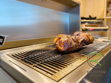 Edelstahl Gasgrill für anthrazit Outdoorkitchen über Eck von Schreinerei Holzdesign Ralf Rapp in Geisingen mit Kühlschrank, Spülbecken, Keramikgrill und Stauraum für Gasflasche u. Küchenzubehör