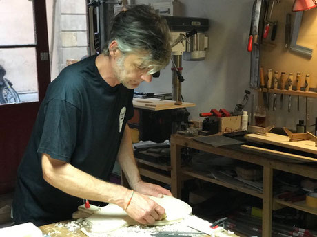 El luthier Sebastian Grube en su taller de Barcelona