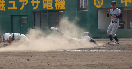 ランニング本塁打でホームインした百田