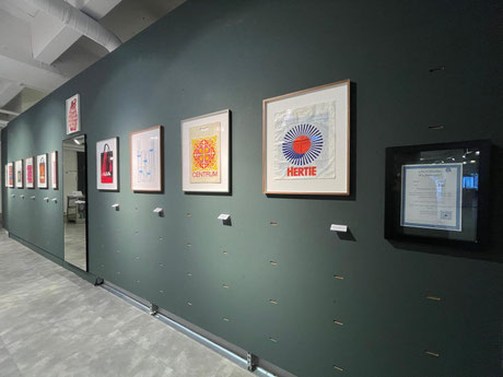 Die Wand mit dem Einkaufstüten ist ein weiteres Highlight der Ausstellung.