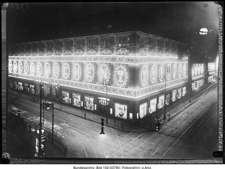 Das Warenhaus Hermann Tietz in der Leipziger Straße in Berlin erstrahlt im Februar 1927 in heller Leuchtreklamepracht – zu erkennen ist der Schriftzug Weiße Woche.