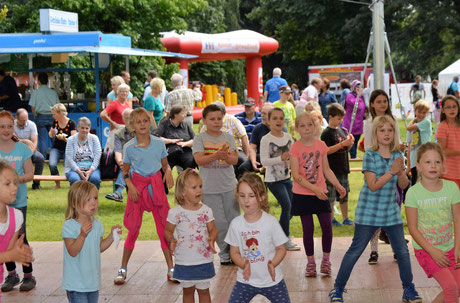 Die Tanzfläche wird zum Mittelpunkt des Sommerfestes. 