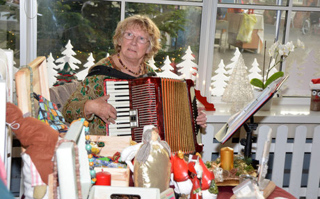 Edda Sommer stimmte mit Weihnachtsliedern auf das bevorstehende Fest ein.