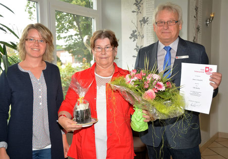 Tanja Knaack (li) und Dirk Michels (re) gratulieren der Jubilarin Elke Radtke.