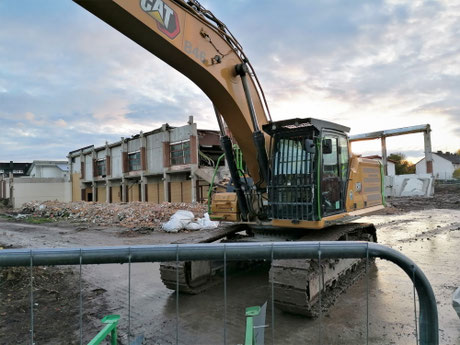 Nach wenigen Tagen stehen von der alten Halle nur noch Fragmente. Foto: Hubertus Hartmann