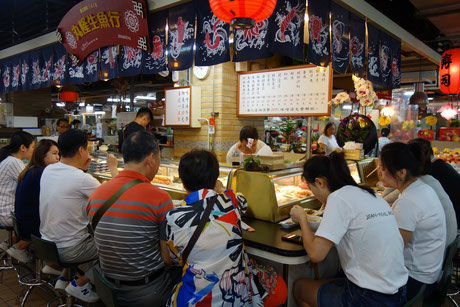 迪化街の永楽市場では刺身が人気