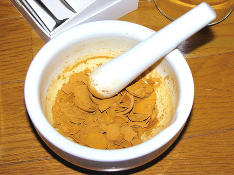 土から顔料を作る Making Pigment Yukio Takamori