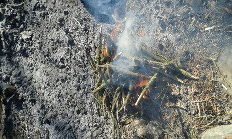 Feuer garantiert anbekommne, Feuer mit nur einem Strechholz entzünden, Waldläufer Feuer, Survival Feuer, Feuersrtufen Bushcraft, Feuer mit dem Fire Steel