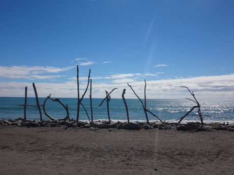 Treibgut am Strand von Hokitika hält für viele Kunstwerke her, wie diesem lebensgroßen Schriftzug! 
