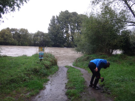 Ein Stein zur Markierung des Wasserstandes wird gesucht und gefunden