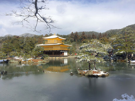 雪化粧で違った景色の金閣寺