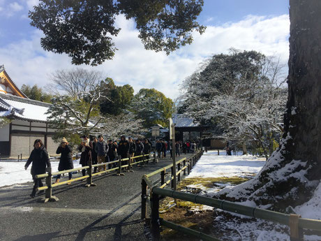 朝から行列の金閣寺