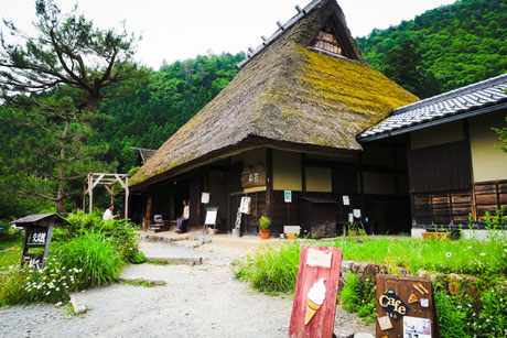 美山の茅葺屋