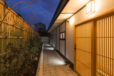 夜の玄関口
