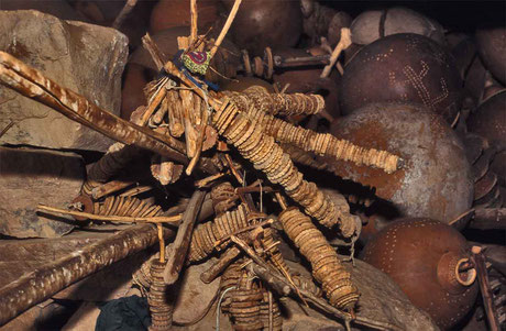 Sistre de divers types dans la caverne de Songo
