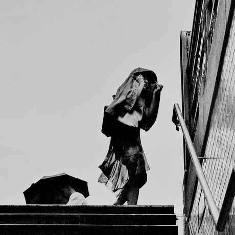 Fotografiewelten, Berlin, Regen, Treppe, Streetfotografie, U-Bahn, Schirm, Jacke, Schwarzweiss