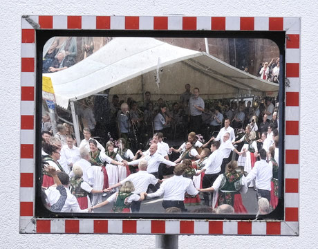 Fotografiewelten, Marburg, Schröck, 800 Jahre, Trachten, Tanz, Hessen, Musik, Kapelle, Spiegelung, Verkehrsspiegel,