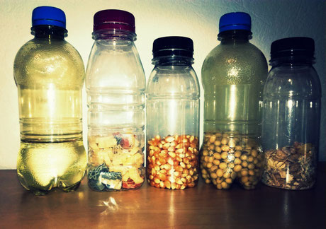 Sensory Bottles aus einfachen Smoothie-Fläschchen.